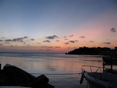 This&nbsp;photo&nbsp;taken&nbsp;June&nbsp;23,&nbsp;2009&nbsp;shows&nbsp;a&nbsp;sunset&nbsp;on&nbsp;the&nbsp;beach&nbsp;at&nbsp;Roatan,&nbsp;Honduras.&nbsp;The&nbsp;island&nbsp;is&nbsp;known&nbsp;for&nbsp;snorkeling&nbsp;and&nbsp;scuba&nbsp;diving.[Agencies]