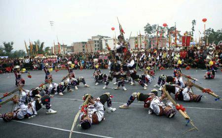 Performers&nbsp;play&nbsp;the&nbsp;lusheng&nbsp;musical&nbsp;pipe&nbsp;during&nbsp;the&nbsp;Lusheng&nbsp;and&nbsp;Horse&nbsp;Fight&nbsp;Festival&nbsp;held&nbsp;in&nbsp;the&nbsp;Sports&nbsp;Park&nbsp;in&nbsp;Rongshui&nbsp;Miao&nbsp;Autonomous&nbsp;County,&nbsp;southwest&nbsp;China's&nbsp;Guangxi&nbsp;Zhuang&nbsp;Autonomous&nbsp;Region,&nbsp;Nov.&nbsp;21,&nbsp;2009.&nbsp;A&nbsp;dozen&nbsp;of&nbsp;lusheng&nbsp;dancing&nbsp;troupes&nbsp;of&nbsp;the&nbsp;Miao&nbsp;ethnic&nbsp;group&nbsp;from&nbsp;mountainous&nbsp;villages&nbsp;in&nbsp;Rongshui&nbsp;took&nbsp;part&nbsp;in&nbsp;the&nbsp;4th&nbsp;Lusheng&nbsp;and&nbsp;Horse&nbsp;Fight&nbsp;Festival&nbsp;on&nbsp;Saturday.(Xinhua/Long&nbsp;Tao)