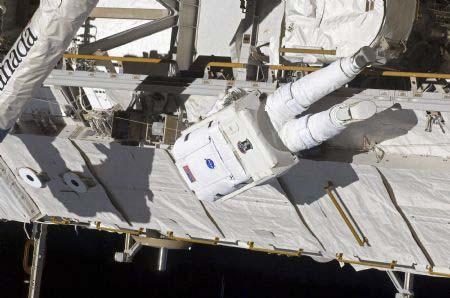 U.S.&nbsp;astronauts&nbsp;Mike&nbsp;Foreman&nbsp;and&nbsp;Randy&nbsp;Bresnik&nbsp;wrapped&nbsp;up&nbsp;the&nbsp;second&nbsp;space&nbsp;walk&nbsp;for&nbsp;space&nbsp;shuttle&nbsp;Atlantis's&nbsp;STS-129&nbsp;mission&nbsp;on&nbsp;Saturday,&nbsp;NASA&nbsp;said.&nbsp;This&nbsp;is&nbsp;a&nbsp;file&nbsp;photo&nbsp;of&nbsp;Astronaut&nbsp;Robert&nbsp;L.&nbsp;Satcher&nbsp;Jr.&nbsp;works&nbsp;outside&nbsp;the&nbsp;International&nbsp;Space&nbsp;Station&nbsp;as&nbsp;he&nbsp;participates&nbsp;in&nbsp;Space&nbsp;Shuttle&nbsp;Atlantis'&nbsp;first&nbsp;spacewalk&nbsp;of&nbsp;mission&nbsp;STS-129&nbsp;as&nbsp;construction&nbsp;and&nbsp;maintenance&nbsp;continue&nbsp;on&nbsp;the&nbsp;International&nbsp;Space&nbsp;Station&nbsp;in&nbsp;this&nbsp;photo&nbsp;released&nbsp;by&nbsp;NASA&nbsp;and&nbsp;taken&nbsp;November&nbsp;19,&nbsp;2009.(Xinhua/Reuters&nbsp;File&nbsp;Photo)