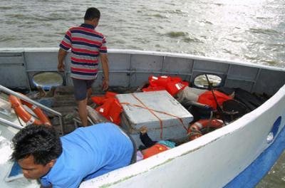 Rescuers&nbsp;check&nbsp;recovered&nbsp;bodies&nbsp;of&nbsp;victims&nbsp;of&nbsp;a&nbsp;sunken&nbsp;ferry,&nbsp;on&nbsp;a&nbsp;ship&nbsp;at&nbsp;port&nbsp;in&nbsp;Karimun&nbsp;island,&nbsp;Riau&nbsp;province&nbsp;November&nbsp;22,&nbsp;2009.&nbsp;[Agencies]