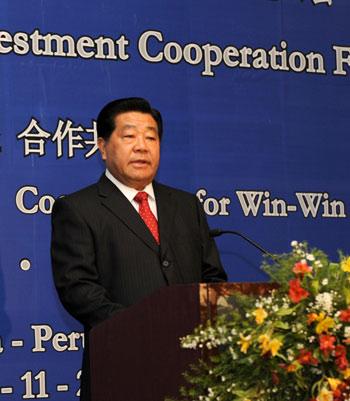 Jia&nbsp;Qinglin,&nbsp;chairman&nbsp;of&nbsp;the&nbsp;National&nbsp;Committee&nbsp;of&nbsp;the&nbsp;Chinese&nbsp;People's&nbsp;Political&nbsp;Consultative&nbsp;Conference,&nbsp;delivers&nbsp;a&nbsp;speech&nbsp;at&nbsp;the&nbsp;opening&nbsp;ceremony&nbsp;of&nbsp;the&nbsp;China-Peru&nbsp;Trade&nbsp;and&nbsp;Investment&nbsp;Cooperation&nbsp;Forum&nbsp;in&nbsp;Lima,&nbsp;capital&nbsp;of&nbsp;Peru,&nbsp;Nov.&nbsp;23,&nbsp;2009.(Xinhua/Fan&nbsp;Rujun)