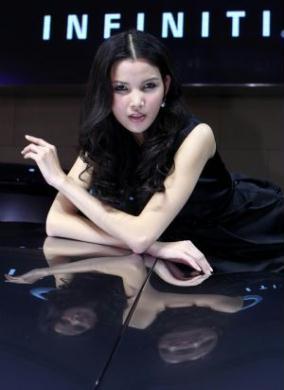 A&nbsp;model&nbsp;presents&nbsp;a&nbsp;luxurious&nbsp;car&nbsp;during&nbsp;the&nbsp;7th&nbsp;China&nbsp;(Guangzhou)&nbsp;International&nbsp;Automobile&nbsp;Exhibition&nbsp;in&nbsp;Guangzhou,&nbsp;capital&nbsp;of&nbsp;south&nbsp;China's&nbsp;Guangdong&nbsp;Province,&nbsp;Nov.&nbsp;23,&nbsp;2009.&nbsp;(Xinhua/Chen&nbsp;Jianli)