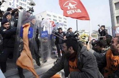Protesters&nbsp;clash&nbsp;with&nbsp;riot&nbsp;police&nbsp;during&nbsp;a&nbsp;demonstration&nbsp;in&nbsp;support&nbsp;of&nbsp;the&nbsp;striking&nbsp;civil&nbsp;servants&nbsp;in&nbsp;Ankara,&nbsp;November&nbsp;25,&nbsp;2009.&nbsp;Several&nbsp;Turkish&nbsp;civil&nbsp;servant&nbsp;unions&nbsp;took&nbsp;part&nbsp;in&nbsp;a&nbsp;one-day&nbsp;strike&nbsp;on&nbsp;Wednesday&nbsp;for&nbsp;better&nbsp;wage&nbsp;and&nbsp;working&nbsp;conditions.REUTERS/Stringer&nbsp;(TURKEY&nbsp;POLITICS&nbsp;CONFLICT)