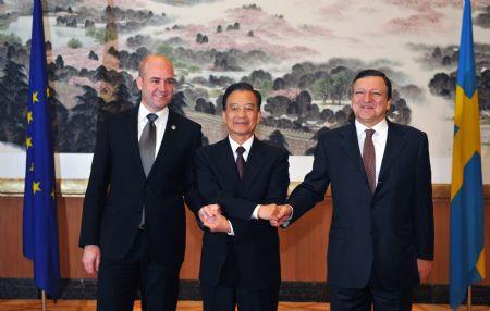 Chinese&nbsp;Premier&nbsp;Wen&nbsp;Jiabao&nbsp;(C),&nbsp;European&nbsp;Commission&nbsp;President&nbsp;Jose&nbsp;Manuel&nbsp;Barroso&nbsp;(R)&nbsp;and&nbsp;Swedish&nbsp;Prime&nbsp;Minister&nbsp;Fredrik&nbsp;Reinfeldt,&nbsp;whose&nbsp;country&nbsp;currently&nbsp;holds&nbsp;the&nbsp;rotating&nbsp;EU&nbsp;presidency,&nbsp;pose&nbsp;for&nbsp;a&nbsp;group&nbsp;photo&nbsp;during&nbsp;the&nbsp;12th&nbsp;China-EU&nbsp;summit&nbsp;in&nbsp;Nanjing,&nbsp;capital&nbsp;of&nbsp;east&nbsp;China's&nbsp;Jiangsu&nbsp;Province,&nbsp;Nov.&nbsp;30,&nbsp;2009.&nbsp;The&nbsp;12th&nbsp;China-EU&nbsp;summit&nbsp;began&nbsp;here&nbsp;Monday&nbsp;morning.(Xinhua/Rao&nbsp;Aimin)