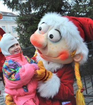A&nbsp;kid&nbsp;poses&nbsp;with&nbsp;a&nbsp;Santa&nbsp;Claus&nbsp;at&nbsp;the&nbsp;Christmas&nbsp;fair&nbsp;at&nbsp;a&nbsp;square&nbsp;in&nbsp;Tallinn,&nbsp;capital&nbsp;of&nbsp;Estonia,&nbsp;on&nbsp;Nov.&nbsp;29,&nbsp;2009.&nbsp;The&nbsp;fair&nbsp;with&nbsp;more&nbsp;than&nbsp;500&nbsp;years&nbsp;of&nbsp;history&nbsp;kicked&nbsp;off&nbsp;on&nbsp;Sunday&nbsp;to&nbsp;celebrate&nbsp;the&nbsp;coming&nbsp;Christmas.&nbsp;(Xinhua/Viktor&nbsp;Vesterinen)