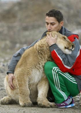 Lucian&nbsp;Craita&nbsp;hugs&nbsp;a&nbsp;lion&nbsp;named&nbsp;Richie&nbsp;as&nbsp;it&nbsp;is&nbsp;relocated&nbsp;to&nbsp;South&nbsp;Africa&nbsp;from&nbsp;his&nbsp;courtyard&nbsp;near&nbsp;Urziceni,&nbsp;55&nbsp;km&nbsp;(34&nbsp;miles)&nbsp;northeast&nbsp;of&nbsp;Bucharest,&nbsp;November&nbsp;30,&nbsp;2009.&nbsp;Craita&nbsp;said&nbsp;he&nbsp;has&nbsp;been&nbsp;raising&nbsp;Richie&nbsp;since&nbsp;it&nbsp;was&nbsp;a&nbsp;cub&nbsp;and&nbsp;on&nbsp;Monday,&nbsp;he&nbsp;passed&nbsp;Richie&nbsp;to&nbsp;Vier&nbsp;Pfoten,&nbsp;an&nbsp;international&nbsp;animal&nbsp;rights&nbsp;foundation,&nbsp;which&nbsp;will&nbsp;relocate&nbsp;Richie,&nbsp;and&nbsp;three&nbsp;other&nbsp;lions&nbsp;from&nbsp;Romania,&nbsp;to&nbsp;Lionsrock,&nbsp;a&nbsp;big&nbsp;cat&nbsp;sanctuary&nbsp;in&nbsp;South&nbsp;Africa.&nbsp;(Xinhua/Reuters&nbsp;Photo)