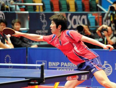 Lee Jin Kwon of South Korea returns the ball during group B match against China's Hong Kong in men's team competition at the 5th East Asian Games in Hong Kong, south China, Dec. 2, 2009. South Korea won 3-2. (Xinhua/Wong Pun Keung)