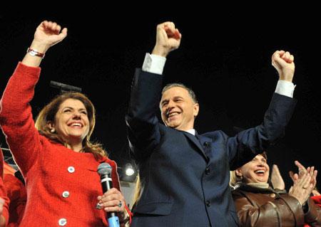Romanian Social Democrat leader Mircea Geoana (R) celebrates his victory with his wife at the Social Democratic Party's headquarters in Bucharest, capital of Romania, Dec. 6, 2009.(Xinhua/Agerpres)