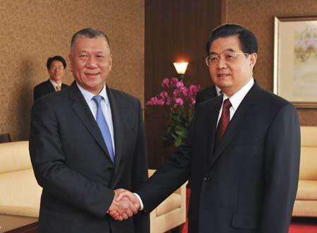 President Hu Jintao on Saturday spoke highly of the contributions made by Edmund Ho Hau Wah, the outgoing chief executive of the Macao Special Administrative Region (SAR), to the city and the country.
