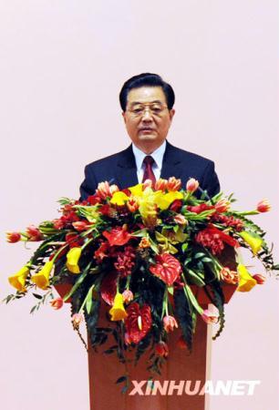 Chinese President Hu Jintao delivers a speech at a welcome reception in Macao Saturday evening, December 19, 2009, the eve of the 10th anniversary of the Macao SAR. [Photo: Xinhua]