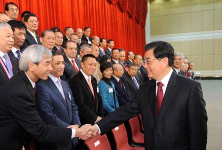 Chinese President Hu Jintao shakes hands with representatives from various walks of life in Macao Special Administrative Region (SAR) of south China on Dec. 20, 2009.(Xinhua/Fan Rujun)