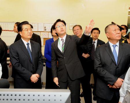Chinese President Hu Jintao (1st L, front) visits Macao house waste treatment center in Macao Special Administrative Region in south China on Dec. 19, 2009.(Xinhua/Song Zhenping)