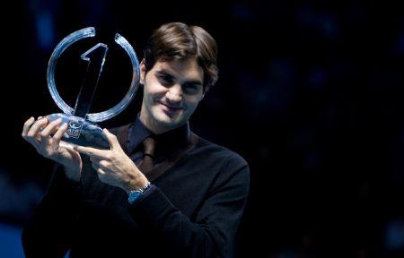 Roger Federer of Switzerland poses with the No.1 trophy at the ATP World Tour Finals tennis tournament in London, Nov. 25, 2009. He clinched the 2009 ATP World Tour year-end No.1 for the fifth time after he defeated Andy Murray of Britain at the ATP World Tour Finals Tuesday night.(Xinhua File Photo)