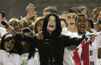 U.S. pop star Michael Jackson performs "We are the World" during the World Music Awards at Earl's Court in London Nov. 15, 2006.  (Xinhua/Reuters file photo)