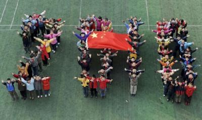 Students arrange themselves to form the year "2010" to welcome the upcoming New Year at a primary school in Hefei, Anhui province December 30, 2009. [Photo/Agencies]
