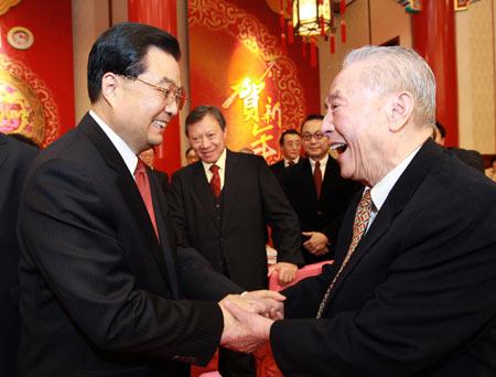 Chinese&nbsp;President&nbsp;Hu&nbsp;Jintao&nbsp;(L)&nbsp;shakes&nbsp;hands&nbsp;with&nbsp;a&nbsp;conferee&nbsp;during&nbsp;a&nbsp;New&nbsp;Year&nbsp;tea&nbsp;party&nbsp;held&nbsp;by&nbsp;the&nbsp;National&nbsp;Committee&nbsp;of&nbsp;the&nbsp;Chinese&nbsp;People's&nbsp;Political&nbsp;Consultative&nbsp;Conference&nbsp;(CPPCC),&nbsp;in&nbsp;Beijing,&nbsp;China,&nbsp;on&nbsp;Jan.&nbsp;1,&nbsp;2010.(Xinhua&nbsp;Photo)