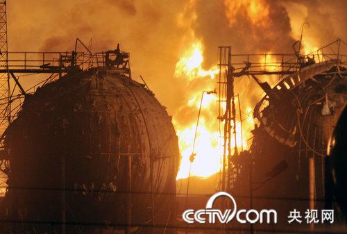 [视频][记者连线]兰州石油化工厂爆炸现场 仍有