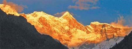 The snow-capped peak of Namjagbarwa. 