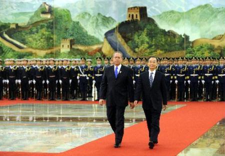 Chinese Premier Wen Jiabao (front R) holds a welcoming ceremony for visiting Jamaican Prime Minister Bruce Golding (front L) at the Great Hall of the People in Beijing, capital of China, Feb. 3, 2010. (Xinhua/Li Xueren)