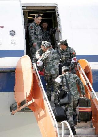 Members&nbsp;of&nbsp;the&nbsp;Chinese&nbsp;medical&nbsp;team&nbsp;board&nbsp;the&nbsp;chartered&nbsp;plane&nbsp;at&nbsp;the&nbsp;international&nbsp;airport&nbsp;in&nbsp;Port-au-Prince,&nbsp;capital&nbsp;of&nbsp;Haiti,&nbsp;Feb.&nbsp;8,&nbsp;2010.&nbsp;The&nbsp;Chinese&nbsp;medical&nbsp;team&nbsp;Monday&nbsp;left&nbsp;Port-au-Prince&nbsp;for&nbsp;home&nbsp;after&nbsp;winding&nbsp;up&nbsp;a&nbsp;two-week&nbsp;emergency&nbsp;aid&nbsp;and&nbsp;epidemic&nbsp;control&nbsp;mission&nbsp;in&nbsp;the&nbsp;quake-stricken&nbsp;Caribbean&nbsp;country.&nbsp;During&nbsp;its&nbsp;stay,&nbsp;the&nbsp;team&nbsp;has&nbsp;treated&nbsp;more&nbsp;than&nbsp;4,000&nbsp;wounded&nbsp;Haitians&nbsp;and&nbsp;played&nbsp;an&nbsp;important&nbsp;role&nbsp;in&nbsp;the&nbsp;medical&nbsp;and&nbsp;epidemic&nbsp;control&nbsp;efforts&nbsp;in&nbsp;the&nbsp;aftermath&nbsp;of&nbsp;the&nbsp;devastating&nbsp;Jan.&nbsp;12&nbsp;quake.&nbsp;(Xinhua/Joaquin&nbsp;Morell)