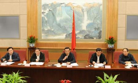 Chinese&nbsp;Vice&nbsp;Premier&nbsp;Li&nbsp;Keqiang(C)&nbsp;attends&nbsp;the&nbsp;first&nbsp;plenary&nbsp;session&nbsp;of&nbsp;the&nbsp;food&nbsp;safety&nbsp;commission&nbsp;in&nbsp;Beijing,&nbsp;capital&nbsp;of&nbsp;China,&nbsp;Feb.&nbsp;9,&nbsp;2010.(Xinhua/Huang&nbsp;Jingwen)