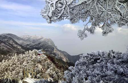 Photo taken on March 9, 2010 shows the snow view of the Hanpokou scenic spot on the Lushan Mountain, a famous tourist destination in east China's Jiangxi Province. Heavy snowfall hit the Lushan Mountain area on Monday and Tuesday. (Xinhua)