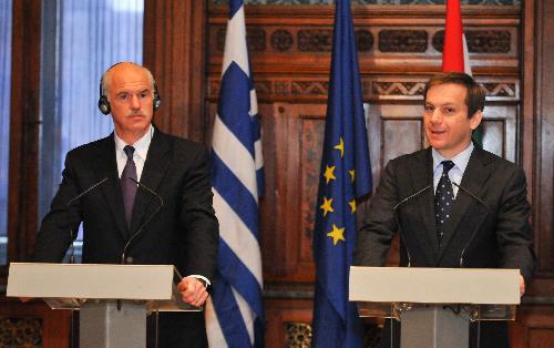 Hungarian Prime Minister Gordon Bajnai (R) and his Greek counterpart George Papandreou attend a news conference after their meeting in Budapest, Hungary, March 16, 2010. (Xinhua/Dani Dorko)