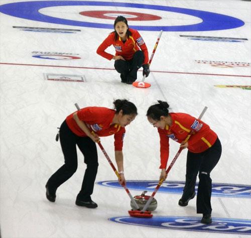 Chinese team members compete during the third round match against Scotland in the World Women's Curling Championships in Swift Current, Saskatchewan, Canada, March 21, 2010. China lost 4-14. [Photo: Xinhua]