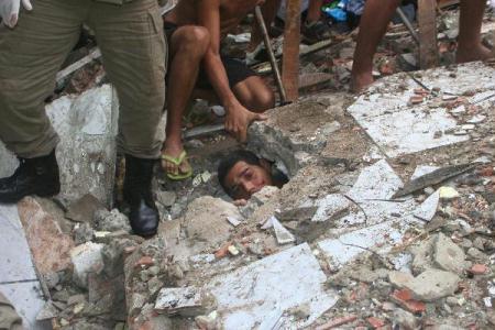 Rescuers salvage a man stranded under debris in Rio de Janeiro, Brazil, April 7, 2010. According to the latest release from the local fire department, the rainstorm has claimed 105 victims as of the early afternoon on Wednesday. (Xinhua/AE) 