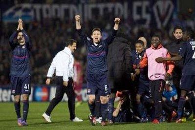 Olympique Lyon's Kim Kallstrom (C) celebrates with his teammates after they won their Champions League quarter final, second leg match against Girondins Bordeaux at the Chaban Delmas stadium in Bordeaux, southwestern France, April 7, 2010.REUTERS/Olivier Pon (FRANCE - Tags: SPORT SOCCER)