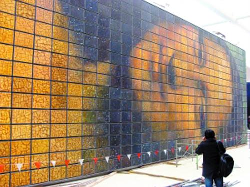 The world's largest copy of Mona Lisa, measuring about 300 sq m, is installed at the Shanghai World Expo, on April 11, 2010. A total of 999 painters spent four hours finishing such a giant work by ranging and pasting hundreds of 30cm-long, 20 cm-wide small pieces of colors. (Photo Source: bjnews.com.cn)