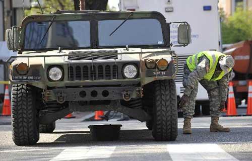 A soldier checks the vehicle outside the Washington Convention Center prior to the Nuclear Security Summit in Washington, capital of the United States, April 12, 2010. (Xinhua/Zhang Jun)