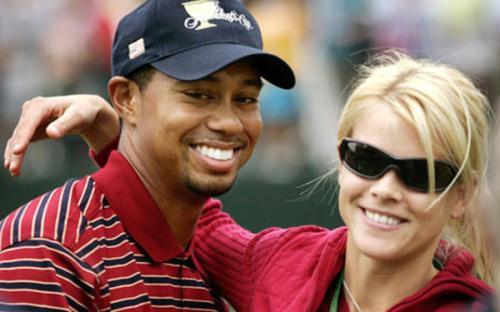 .S. golfer Tiger Woods gets a hug from his wife Elin Nordegren on the 18th green at the Presidents Cup in Gainesville, Virginia, in this September 24, 2005 file photo. (Xinhua/Reuters File Photo)