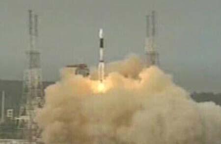 In this frame grab taken from NDTV, the Indian GSLV-D3 rocket takes off from the Indian Space Research Organisation (ISRO) facility in Sriharikota, some 100kms from Chennai. Indian space engineers lost contact with the rocket showcasing new indigenously built booster technology soon after launch. (Xinhua/AFP Photo) 