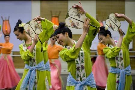 Dancers rehearse Qingming Riverside, an epic dance poem, at the Hong Kong Dance Troupe in Hong Kong, south China, on April 16, 2010. The epic dance poem will be staged on July 9-10 during the 2010 World Expo in Shanghai, east China. (Xinhua/Chen Duo)