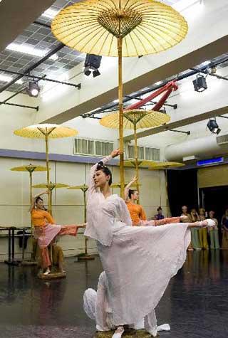 Dancers rehearse Qingming Riverside, an epic dance poem, at the Hong Kong Dance Troupe in Hong Kong, south China, on April 16, 2010. (Xinhua/Chen Duo)