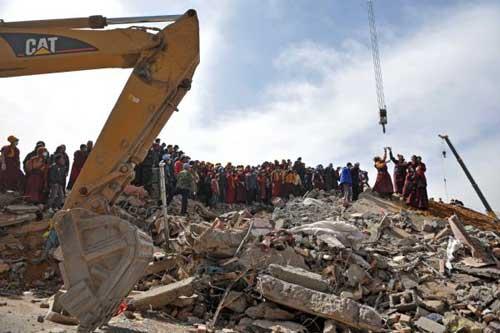 Rescuers search for quake survivors in Gyegu Town, northwest China's Qinghai Province, on April 17, 2010. Rescuers are going all-out to save lives in quake-hit Qinghai Province, even as the critical first 72 hours for rescuing survivors has passed. (Xinhua/Wang Peng)
