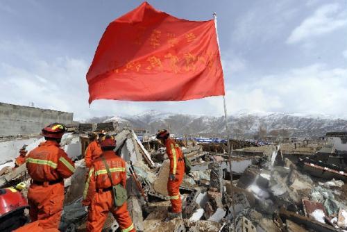  Rescuers search for possible survivors and useful articles of local people in Gyegu Town of quake-hit Tibetan Autonomous Prefecture of Yushu, northwest China's Qinghai Province, April 22, 2010. (Xinhua/Guo Lei)