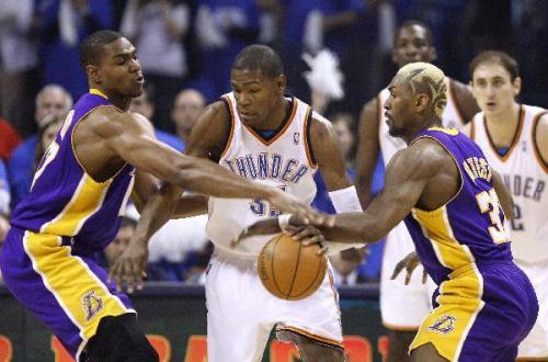 Los Angeles Lakers defenders Andrew Bynum (L) and Ron Artest (R) double-team Oklahoma City Thunder forward Kevin Durant (C) during Game 3 of their NBA Western Conference playoff series in Oklahoma City, April 22, 2010. (Xinhua/Reuters Photo)