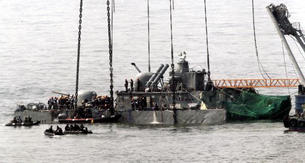 Workers using a giant offshore crane salvages portion of the sunken South Korean naval ship Cheonan off Baengnyeong Island, South Korea, Thursday, April 15, 2010.(Xinhua/AFP, File Photo)