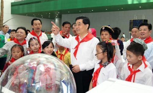 Chinese&nbsp;President&nbsp;Hu&nbsp;Jintao&nbsp;joins&nbsp;the&nbsp;children&nbsp;and&nbsp;delegates&nbsp;to&nbsp;the&nbsp;6th&nbsp;National&nbsp;Congress&nbsp;of&nbsp;Chinese&nbsp;Young&nbsp;Pioneers&nbsp;to&nbsp;visit&nbsp;China&nbsp;Science&nbsp;and&nbsp;Technology&nbsp;Museum&nbsp;in&nbsp;Beijing,&nbsp;May&nbsp;31,&nbsp;2010.(Xinhua/Ju&nbsp;Peng)&nbsp;