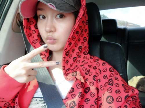 成宥利自拍照俏皮可爱 分享皮肤保养秘诀