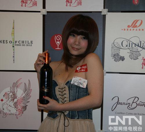 网络红人黄三三现身糖酒会 红酒佳人相得益彰