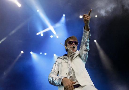 justin bieber in singapore 19 april. Canadian pop singer Justin