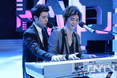 潘玮柏偷袭纪佳松 兄弟俩上演三手联弹