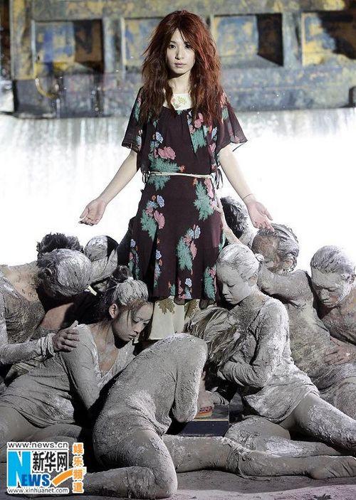 Hebe为新专辑录制MV 疯狂导演制造人工洪水