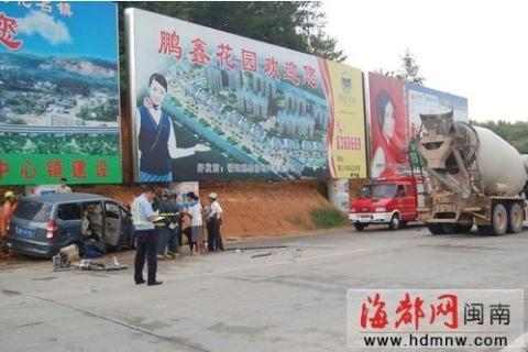 福建龙岩 高速出口惨烈车祸 高清图片