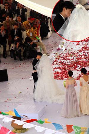 <em>张杰谢娜</em>婚宴现场直击 拥吻瞬间全场泪奔_时尚