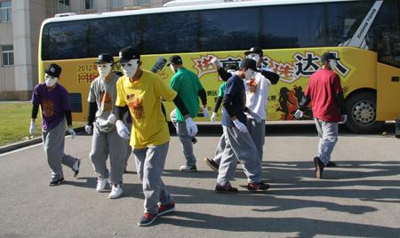 中国人民公安大学男生表演街舞