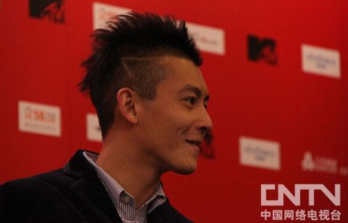 陈冠希就与嫩模激吻照道歉:我太笨